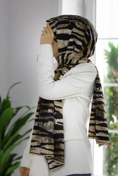 LÜKS MEDİNE İPEĞİ ZEBRA DESENLİ BEJ - SİYAH RENKLİ 75X195 KIRIŞMAZ ŞAL MOSS KREP DİKİŞ TİPİ İTALYAN DİKİŞLİ ürün görseli 1