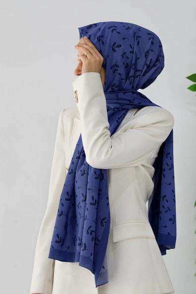 LÜKS MEDİNE YAPRAK DESENLİ İNDİGO RENKLİ 75X195 KIRIŞMAZ ŞAL MOSS KREP DİKİŞ TİPİ İTALYAN DİKİŞLİ ürün görseli 1