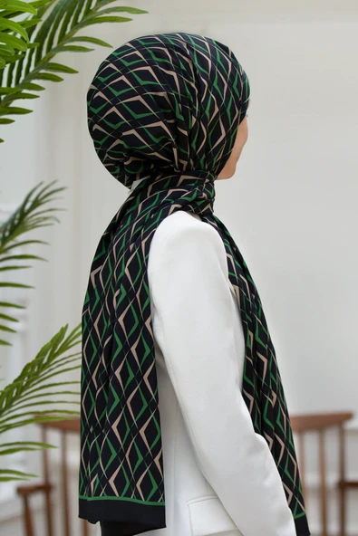 LÜKS MEDİNE İPEĞİ GEOMETRİK DESENLİ SİYAH - ZÜMRÜT YEŞİLİ RENKLİ 75X195 KIRIŞMAZ ŞAL MOSS KREP DİKİŞ TİPİ İTALYAN DİKİŞLİ ürün görseli 1