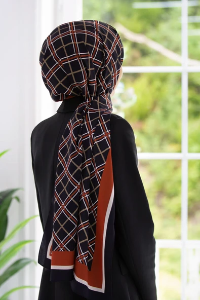 LÜKS MEDİNE İPEĞİ EKOSE DESENLİ SİYAH - BORDO RENKLİ 75X195 KIRIŞMAZ ŞAL MOSS KREP DİKİŞ TİPİ İTALYAN DİKİŞLİ ürün görseli 1