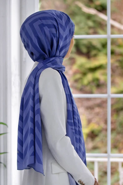 LÜKS MEDİNE İPEĞİ ZİGZAG DESENLİ İNDİGO RENKLİ 75X195 KIRIŞMAZ ŞAL MOSS KREP DİKİŞ TİPİ İTALYAN DİKİŞLİ ürün görseli 1