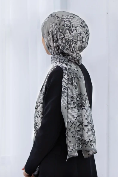 LÜKS MEDİNE İPEĞİ ESKİTME DESENLİ GÜMÜŞ RENKLİ 75X195 KIRIŞMAZ ŞAL MOSS KREP DİKİŞ TİPİ İTALYAN DİKİŞLİ ürün görseli 1