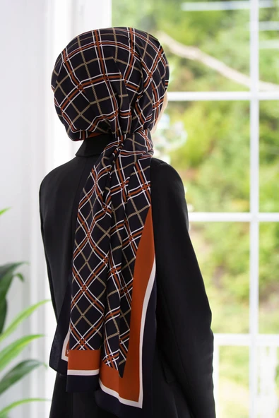 LÜKS MEDİNE İPEĞİ EKOSE DESENLİ SİYAH - TABA RENKLİ 75X195 KIRIŞMAZ ŞAL MOSS KREP DİKİŞ TİPİ İTALYAN DİKİŞLİ ürün görseli 1