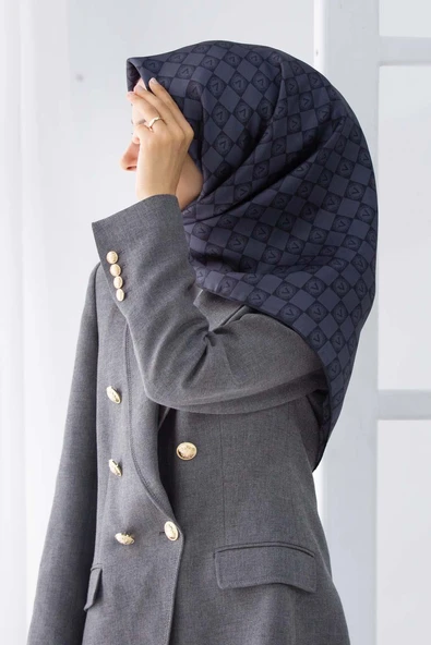 %100 Twill İpek Monogram Desenli Füme Renkli 90x90 Eşarp Dikim Şekli : El Dikişi ürün görseli 1