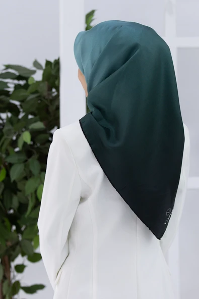 % 57 İPEK % 43 VİSKON Twill İpek Degrade Desenli Mint Yeşili Renkli 90x90 Eşarp Dikim Şekli : El Dikişi ürün görseli 1