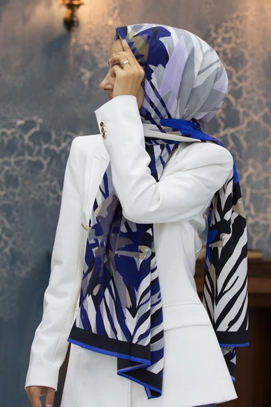 LÜKS MEDİNE İPEĞİ ZEBRA VE ÇİÇEK DESENLİ SAKS RENKLİ 75X195 KIRIŞMAZ ŞAL MOSS KREP DİKİŞ TİPİ İTALYAN DİKİŞLİ ürün görseli 1