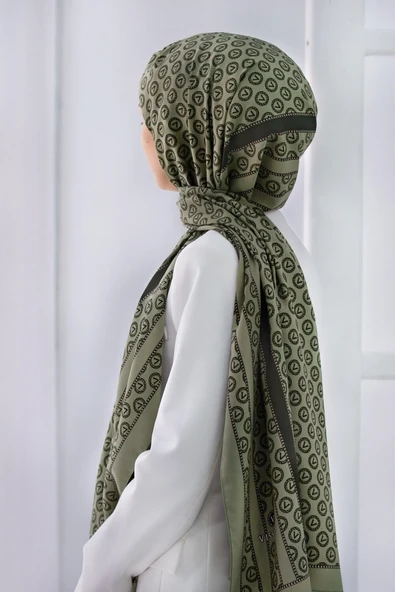 LÜKS MEDİNE İPEĞİ DEGRADELİ MONOGRAM DESENLİ HAKİ RENKLİ 75X195 KIRIŞMAZ ŞAL MOSS KREP DİKİŞ TİPİ İTALYAN DİKİŞLİ ürün görseli 1