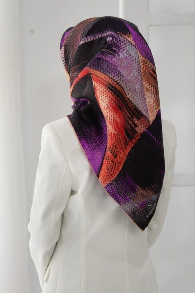 %100 Twill İpek Efektli ve Geometrik Desenli Siyah - Nar Çiçeği Renkli 90x90 Eşarp Dikim Şekli : El Dikişi ürün görseli 1