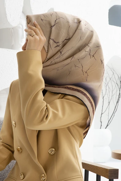 % 57 İPEK % 43 VİSKON Twill İpek Mermer Desenli Taş Renkli 90x90 Eşarp Dikim Şekli : El Dikişi ürün görseli 1