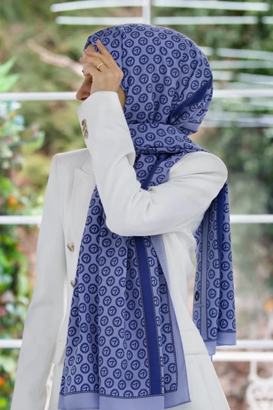 LÜKS MEDİNE İPEĞİ DEGRADELİ MONOGRAM DESENLİ İNDİGO RENKLİ 75X195 KIRIŞMAZ ŞAL MOSS KREP DİKİŞ TİPİ İTALYAN DİKİŞLİ ürün görseli 1