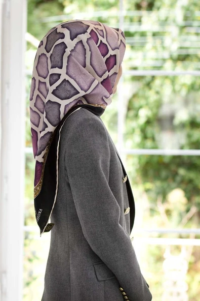 %100 Twill İpek Zürafa Desenli Gül Kurusu - Pudra Renkli 90x90 Eşarp Dikim Şekli : El Dikişi ürün görseli 1