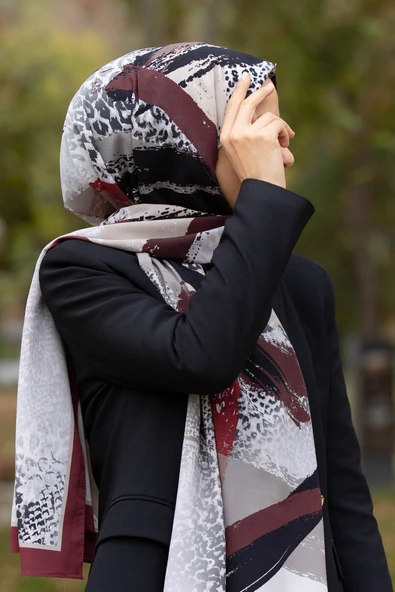 LÜKS MEDİNE İPEĞİ LEOPAR DESENLİ KREM - BORDO RENKLİ 75X195 KIRIŞMAZ ŞAL MOSS KREP DİKİŞ TİPİ İTALYAN DİKİŞLİ ürün görseli 1