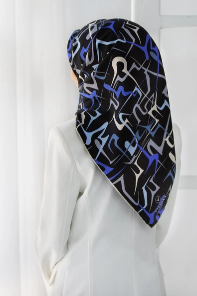 % 57 İPEK % 43 VİSKON Twill İpek Soyut Geometrik Desenli İndigo - Gri Renkli 90x90 Eşarp Dikim Şekli : El Dikişi ürün görseli 1