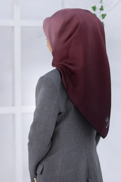 % 57 İPEK % 43 VİSKON Twill İpek Degrade Desenli Soğan Kabuğu Renkli 90x90 Eşarp Dikim Şekli : El Dikişi ürün görseli 1