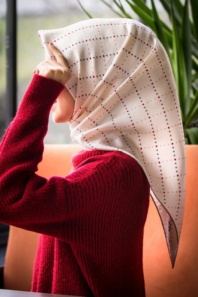 % 57 İPEK % 43 VİSKON Twill İpek Minik V Desenli Beyaz Renkli 90x90 Eşarp Dikim Şekli : El Dikişi ürün görseli 1