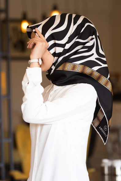 % 57 İPEK % 43 VİSKON Twill İpek Zebra Desenli Siyah - Beyaz Renkli 90x90 Eşarp Dikim Şekli : El Dikişi ürün görseli 1