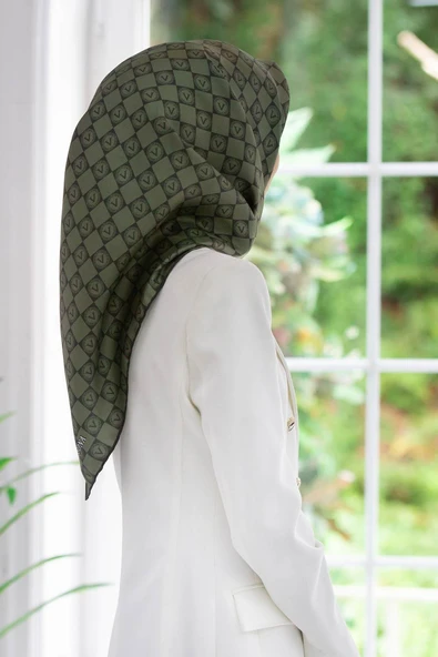 %100 Twill İpek Monogram Desenli Çağla Yeşili Renkli 90x90 Eşarp Dikim Şekli : El Dikişi ürün görseli 1