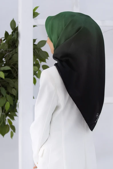 % 57 İPEK % 43 VİSKON Twill İpek Degrade Desenli Zümrüt Yeşili Renkli 90x90 Eşarp Dikim Şekli : El Dikişi ürün görseli 1