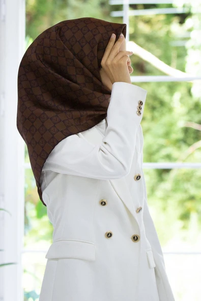 %100 Twill İpek Monogram Desenli Kahverengi Renkli 90x90 Eşarp Dikim Şekli : El Dikişi ürün görseli 1