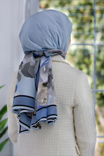 LÜKS MEDİNE İPEĞİ ÇİÇEK DESENLİ BEBE MAVİSİ - İNDİGO RENKLİ 75X195 KIRIŞMAZ ŞAL MOSS KREP DİKİŞ TİPİ İTALYAN DİKİŞLİ ürün görseli 1