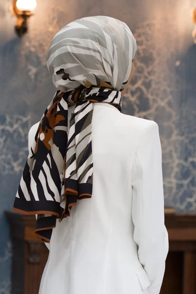 LÜKS MEDİNE İPEĞİ ZEBRA VE ÇİÇEK DESENLİ TABA RENKLİ 75X195 KIRIŞMAZ ŞAL MOSS KREP DİKİŞ TİPİ İTALYAN DİKİŞLİ ürün görseli 1