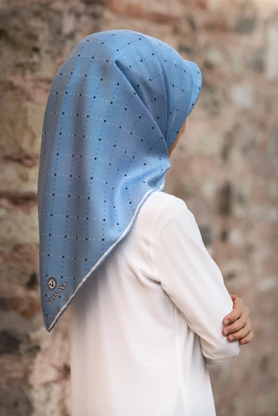 % 57 İPEK % 43 VİSKON Twill İpek Minik V Desenli Bebe Mavisi Renkli 90x90 Eşarp Dikim Şekli : El Dikişi ürün görseli 1