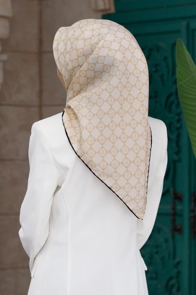 %100 Twill İpek Monogram Desenli Krem - Siyah Renkli 90x90 Eşarp Dikim Şekli : El Dikişi ürün görseli 1