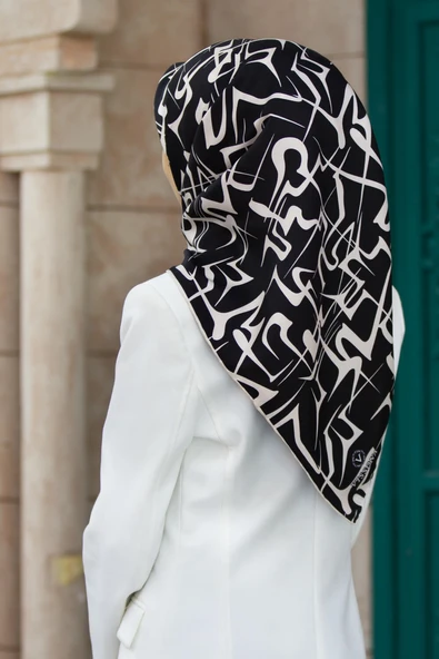 % 57 İPEK % 43 VİSKON Twill İpek Soyut Geometrik Desenli Siyah - Krem Renkli 90x90 Eşarp Dikim Şekli : El Dikişi ürün görseli 1
