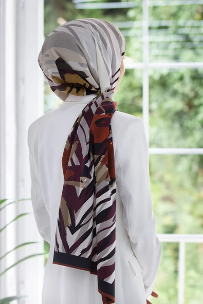 LÜKS MEDİNE İPEĞİ ZEBRA VE ÇİÇEK DESENLİ BORDO RENKLİ 75X195 KIRIŞMAZ ŞAL MOSS KREP DİKİŞ TİPİ İTALYAN DİKİŞLİ ürün görseli 1