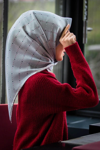 % 57 İPEK % 43 VİSKON Twill İpek Minik V Desenli Gri Renkli 90x90 Eşarp Dikim Şekli : El Dikişi ürün görseli 1