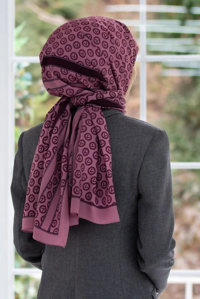 LÜKS MEDİNE İPEĞİ DEGRADELİ MONOGRAM DESENLİ PUDRA RENKLİ 75X195 KIRIŞMAZ ŞAL MOSS KREP DİKİŞ TİPİ İTALYAN DİKİŞLİ ürün görseli 1