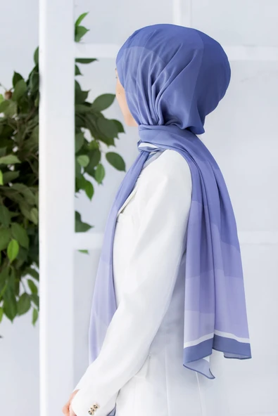 LÜKS MEDİNE İPEĞİ GEOMETRİ DESENLİ BEBE MAVİSİ RENKLİ 75X195 KIRIŞMAZ ŞAL MOSS KREP DİKİŞ TİPİ İTALYAN DİKİŞLİ ürün görseli 1