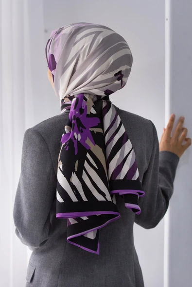 LÜKS MEDİNE İPEĞİ ZEBRA VE ÇİÇEK DESENLİ LİLA RENKLİ 75X195 KIRIŞMAZ ŞAL MOSS KREP DİKİŞ TİPİ İTALYAN DİKİŞLİ ürün görseli 1