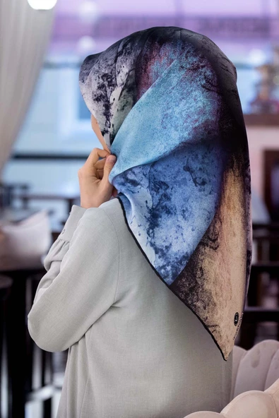 % 57 İPEK % 43 VİSKON Twill İpek Dokulu Ve Geometrik Desenli Bebe Mavisi - Mint Yeşili Renkli 90x90 Eşarp Dikim Şekli : El Dikişi ürün görseli 1
