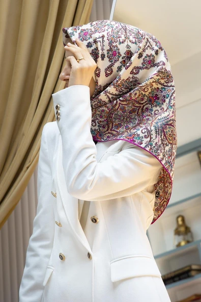 %100 Twill İpek Şal Desenli Krem - Mürdüm Renkli 90x90 Eşarp Dikim Şekli : El Dikişi ürün görseli 1
