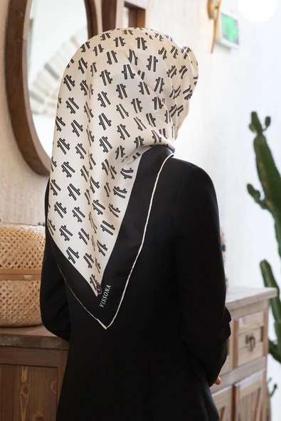 % 57 İPEK % 43 VİSKON Twill İpek Geometrik Desenli Krem - Siyah Renkli 90x90 Eşarp Dikim Şekli : El Dikişi ürün görseli 1
