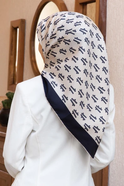 % 57 İPEK % 43 VİSKON Twill İpek Geometrik Desenli Krem - Lacivert Renkli 90x90 Eşarp Dikim Şekli : El Dikişi ürün görseli 1