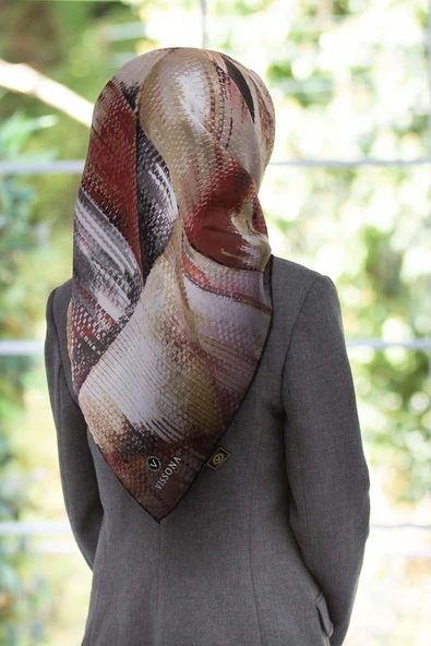 %100 Twill İpek Efektli ve Geometrik Desenli Bej - Kırmızı Renkli 90x90 Eşarp Dikim Şekli : El Dikişi ürün görseli 1