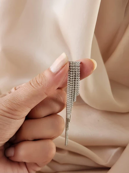 Kristal Taşlı Zincir Sallantılı Deliksiz Kıkırdak Silver Renkli Küpe ürün görseli 1