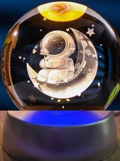 Ay Üstünde Astronot Tasarımlı Plastik Altlıklı Işıklı Cam Küre ürün görseli 1
