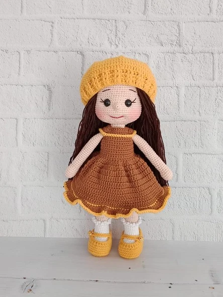 Kahverengi Elbiseli Sarı Şapkalı Fatoş Bebek Amigurumi Organik Oyuncak ürün görseli 1