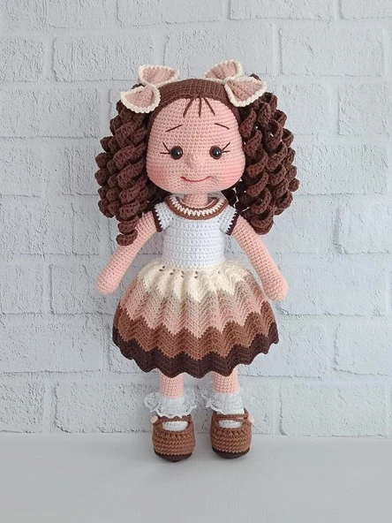 Çikolata Düşü Kıvırcık Saçlı Karnaval Bebek Amigurumi Organik Oyuncak ürün görseli 1