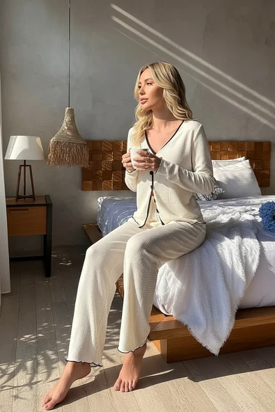 Kadın Beyaz Örme Kumaş V Yaka Düğmeli Rahat Şık Pijama Takımı ürün görseli 1