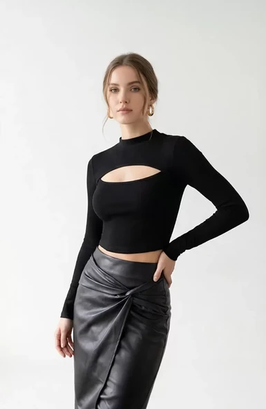Kadın Siyah Göğüs Dekolteli Uzun Kollu Cut Out Crop Top Bluz - Şık, Rahat ve Kolay Kombinlenebilir ürün görseli 1