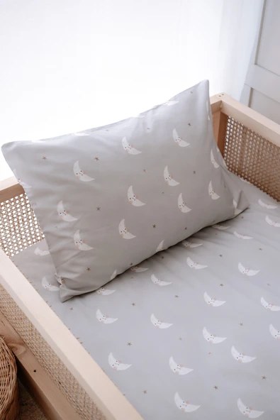NOU Minik Aylı Çarşaflı Organik Montessori Nevresim Seti (100x200 - 50x70 -80x180+20) -Mini Moons ürün görseli 1