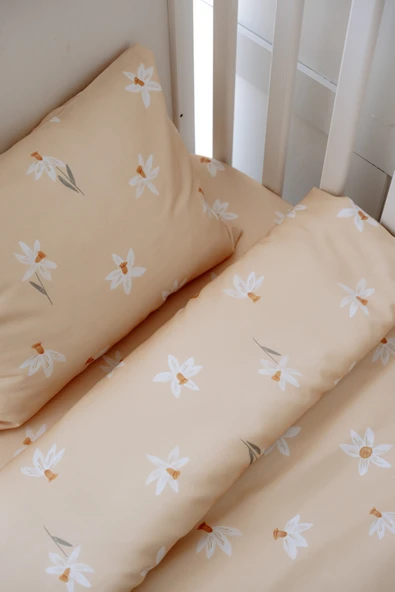 NOU Nergis Bahçesi Organik Çarşaflı Park Yatak Nevresim Seti (80X120 - 35x45 - 70x110) -Spiring Daffodil ürün görseli 1