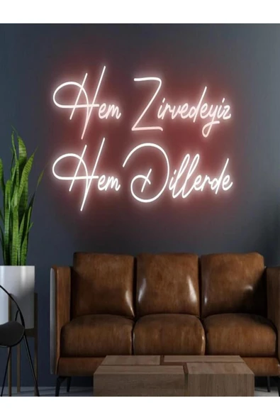 Hem Zirvedeyiz Hem Dillerde Yazılı Neon Tabela ürün görseli 1