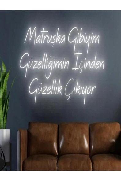 Matruşka Gibiyim Güzelliğimin İçinden Güzellik Çıkıyor Yazılı Neon Tabela ürün görseli 1