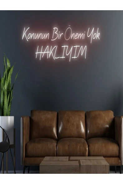 Konunun Bir Önemi Yok HAKLIYIM Yazılı Neon Tabela ürün görseli 1