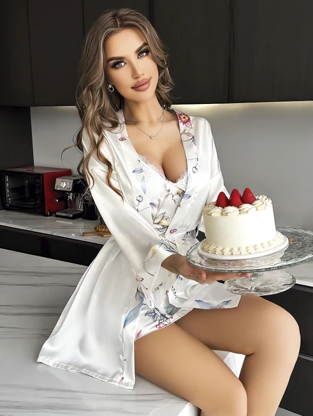 Bicomi Özel Tasarım Çiçek Desenli Göğüs Dekolteli Sabahlıklı 2li Beyaz Saten Gecelik Takımı ürün görseli 1